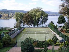 Hotel Vltava Frymburk - tenisov� kurt s Lipnem v pozad�